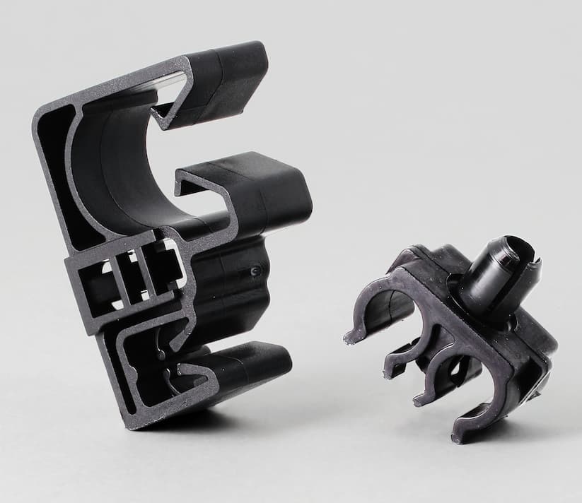 2 housings pipe clips